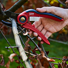 Пружинящая конструкция автоматически открывается после каждого среза.