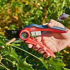 Пружинящая конструкция автоматически открывается после каждого среза.