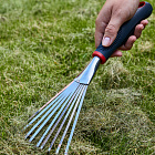 Веерные грабли из нержавеющей стали для удобного рыхления почвы.