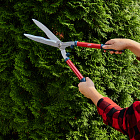 Эргономичный дизайн рукоятки с наклоном на 20° позволяет легко контролировать угол реза.