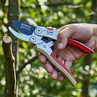 Пружинящая конструкция автоматически открывается после каждого среза.