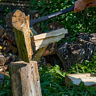 Легкая рукоять из фибергласса с дополнительным покрытием нейлоном не скользит в руках и амортизирует удар, снижая нагрузку на руки.