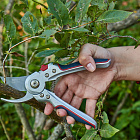 Пружинящая конструкция автоматически открывается после каждого среза.